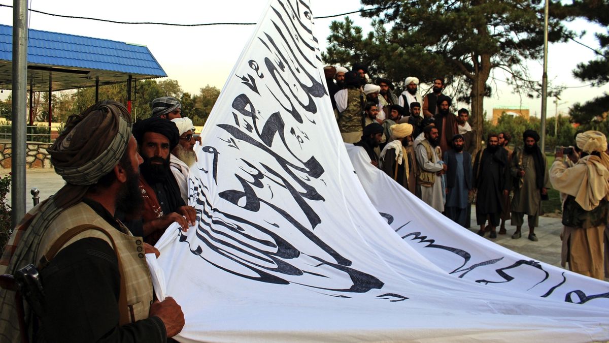 Tálibán kontroluje prezidentský palác. Chystá se vyhlásit Islámský emirát Afghánistán